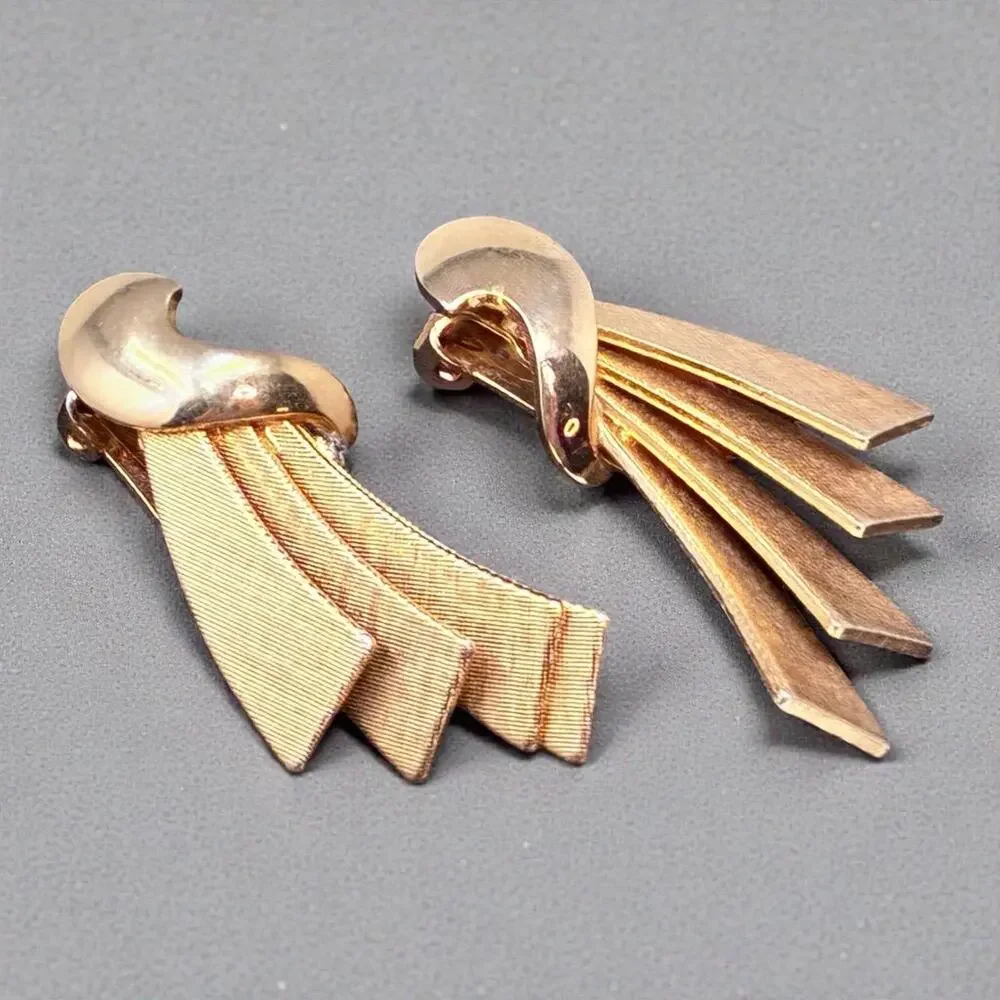 Vintage Mid Century Gold Tone Clip On Earrings Fan Fringe 1950s Modernist